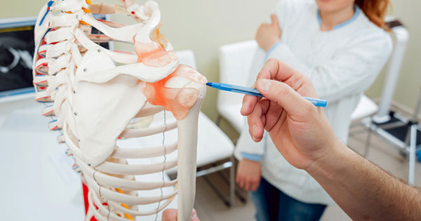 doctor explains shoulder pain to patient lakeland fl orthopedic surgery 